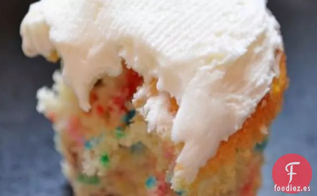 Cupcakes de Confeti con Glaseado de Crema de Mantequilla
