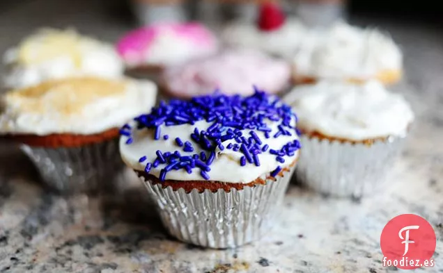 Cupcakes Básicos de Vainilla con Glaseado de Queso Crema de Vainilla