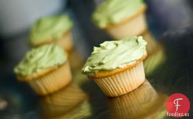 Crema De Mantequilla De Menta Matcha De Chocolate Blanco Sobre Cupcakes De Coco