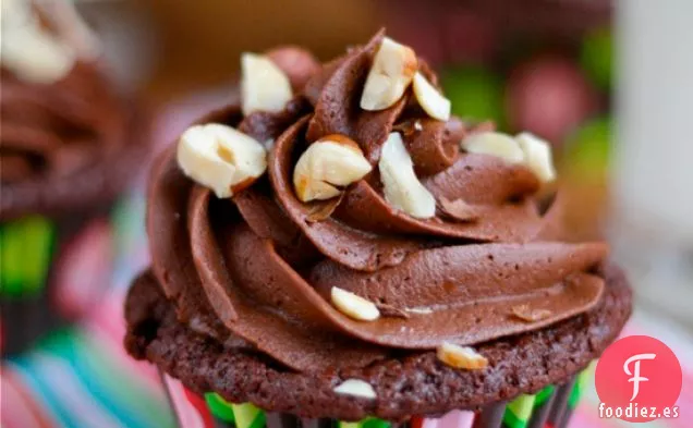 Cupcakes Dobles De Chocolate Con Crema De Mantequilla De Chocolate Negro