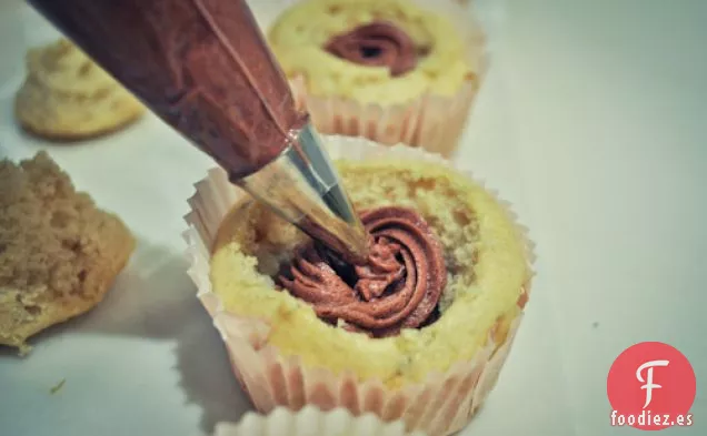 Cupcakes de vainilla rellenos de Mousse de chocolate - América Recetas