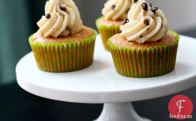 Cupcakes de Masa de Galletas con Chispas de Chocolate