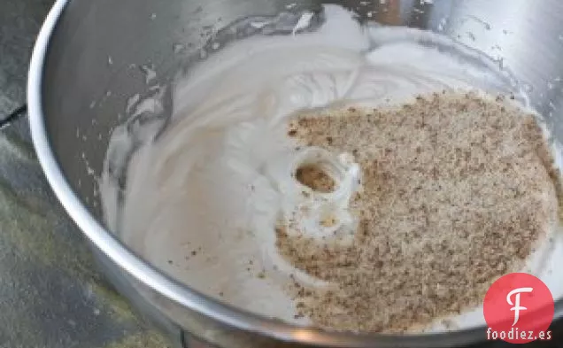 Dacquoise Con Crema De Mantequilla De Almendras Y Frambuesas