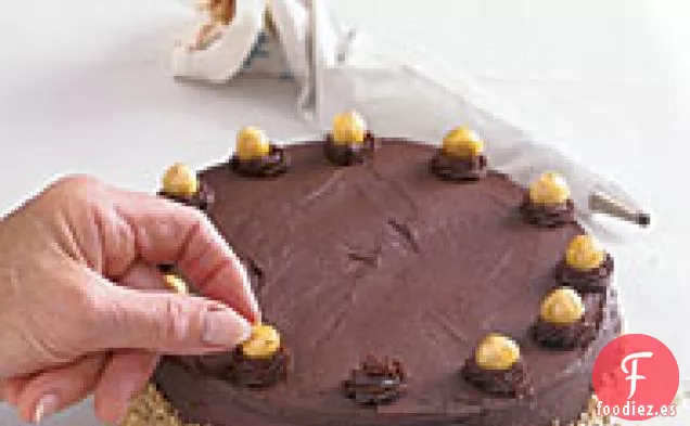 Dacquoise de Avellanas con Mousse de Chocolate y Avellanas Confitadas