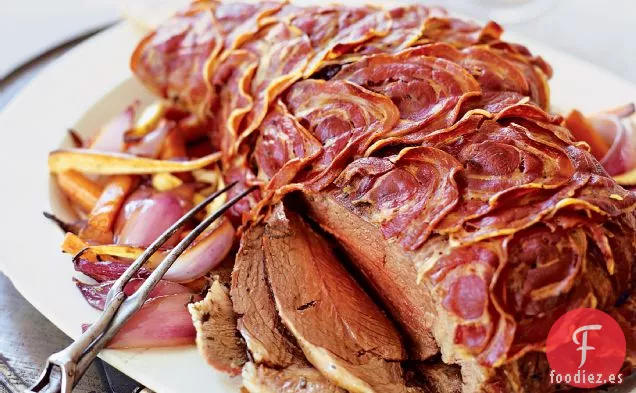 Pierna de Cordero Asada Envuelta en Panceta