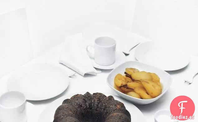 Pan de Jengibre de Chocolate y Café con Peras Escalfadas de Avellana