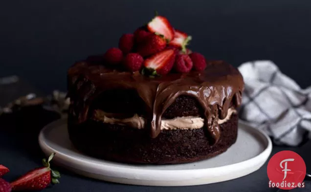 Pastel de Crema Agria de Chocolate Glaseado