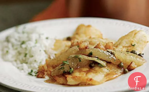 Suela De Limón Con Alcaparras Y Crutones En Salsa De Mantequilla Marrón