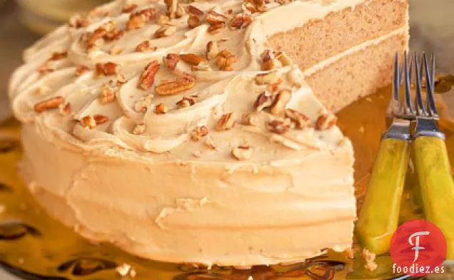 Pastel de Capas de Avena con Glaseado de Caramelo y Pacanas
