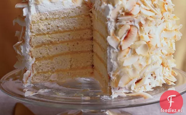Pastel de Coco de Seis Capas con Relleno de Maracuyá