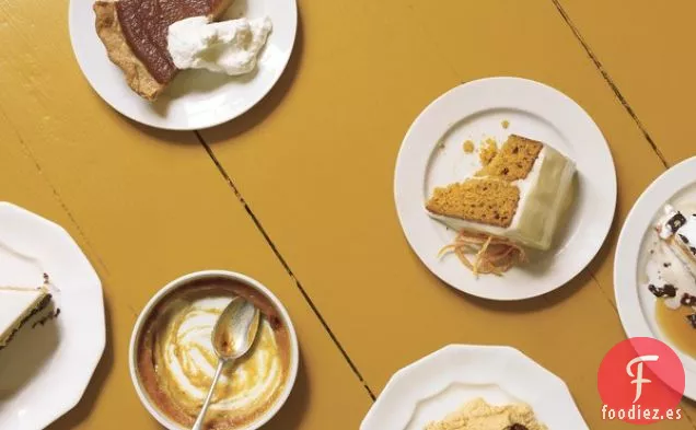 Pastel de Capa de Especias de Calabaza con Glaseado de Caramelo y Queso Crema