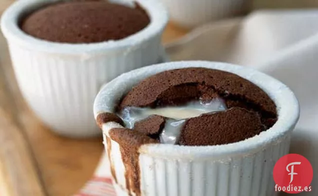Pasteles de Soufflé de Chocolate con Crema Inglesa
