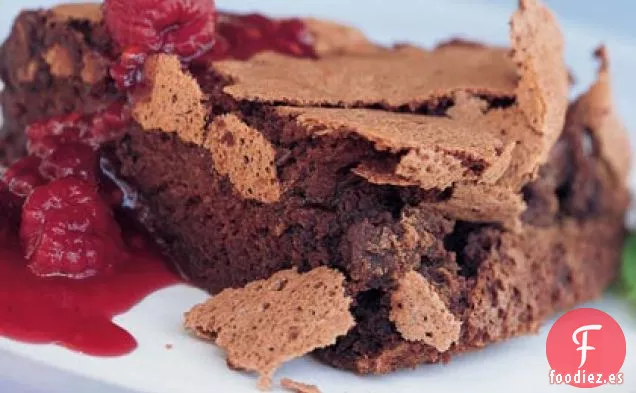 Torta de Soufflé Doble de Chocolate con Salsa de Frambuesa