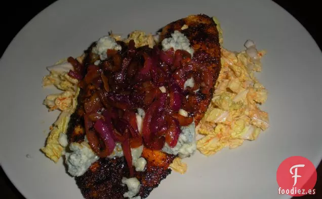 Tilapia Ennegrecida Con Gorgonzola y Cebollas Caramelizadas