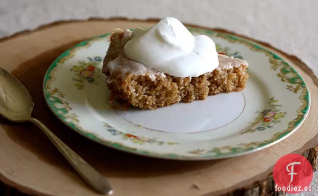 Pastel De Especias Glaseado De Limón Con Crema Batida