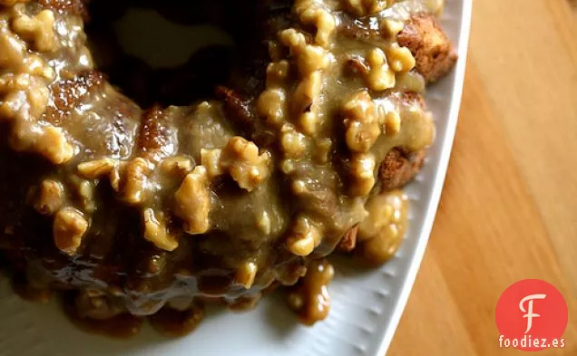 Pastel De Especias De Pera Con Guarnición De Praliné De Nuez