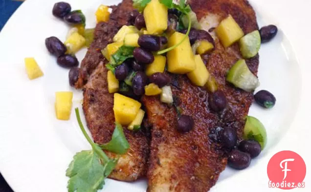 Tilapia Frotada Con Especias Con Salsa De Frijoles Negros, Mango Y Tomatillo