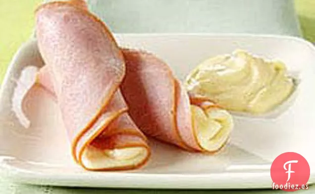 Rollitos de Jamón Caliente y Suizo con Salsa Dijon
