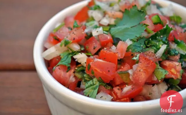 Tilapia con Costra de Harina de Maíz con Pico de Gallo