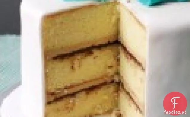 Pastel De Vainilla Con Crema De Mantequilla De Tiramisú Y Relleno De Ganache