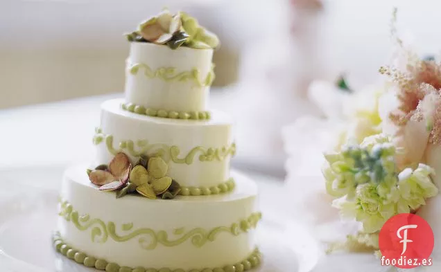 Pastel de Boda de Chocolate y Avellanas