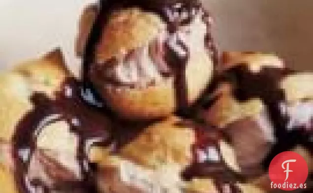 Profiteroles Con Helado Y Salsa De Chocolate