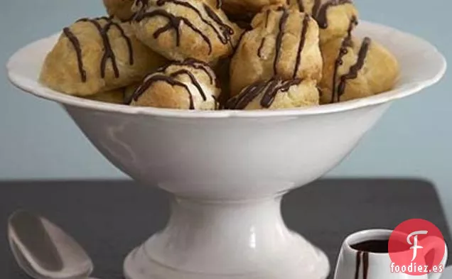 Profiteroles Con Relleno De Chocolate Blanco Y Negro