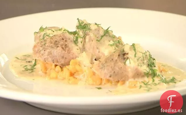 Spaetzle de Pimiento Rojo en Salsa de Crema de Mostaza con Salchicha