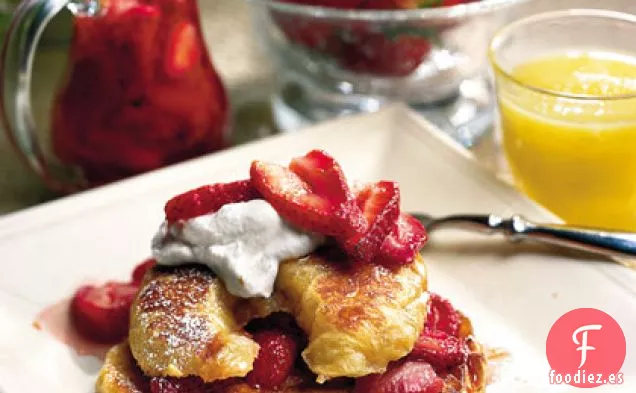 Tostada Francesa De Cruasán Con Jarabe De Fresa Fresca