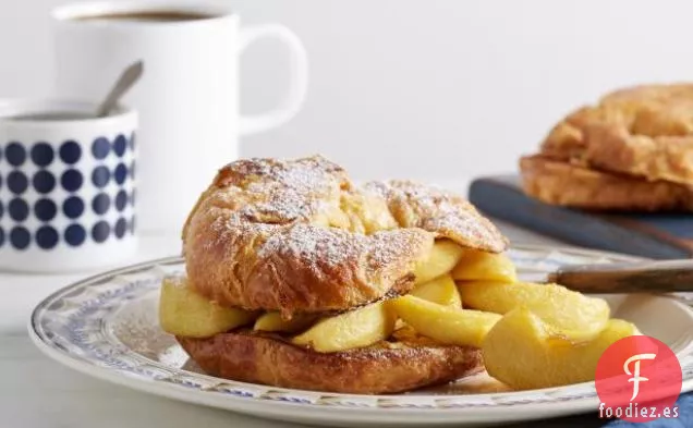 Tostadas Francesas de Cruasán con Manzanas de Caramelo Suave