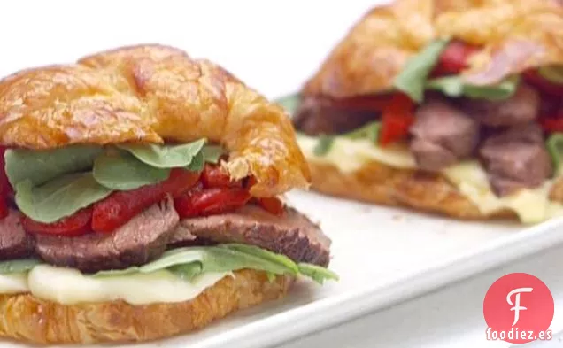 Sándwiches de Croissant de Bistec y Queso Parisinos