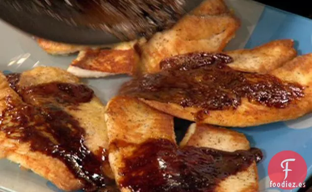 Tilapia con Mantequilla Dorada Balsámica y Farfalle Cremoso con Tocino, Tomate y Guisantes