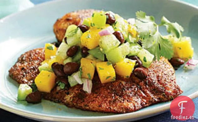 Tilapia frotada Con Especias Con Tomate, Frijoles Negros y Ensalada de Mango