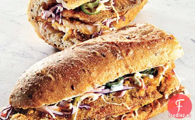 Sándwiches de Tilapia con Costra de Harina de Maíz con Ensalada de Jícama