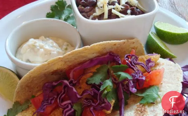 Tacos De Pescado Con costra De Maíz Con Salsa De Jalapeño Y lima Y Blac Picante