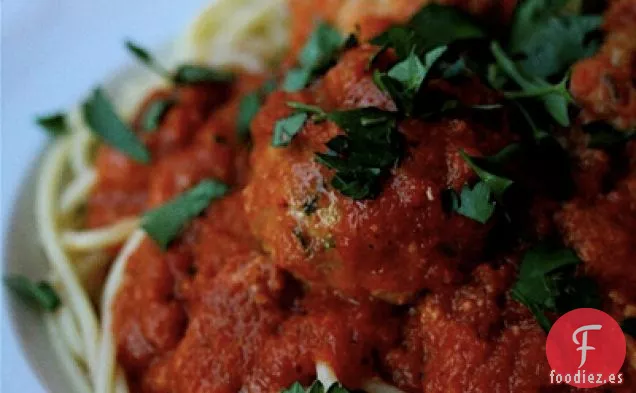 Espaguetis Con Albóndigas De Pescado En Salsa Picante De Pimiento Rojo