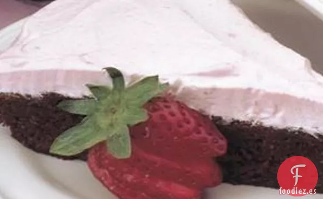 Pastel de Brownie Fácil De Hornear Con Cobertura De Crema De Fresa