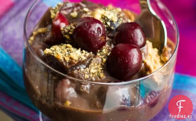 Pastel De Pudín De Cerezas Cubierto De Chocolate - Pastel de hechos O Parfait