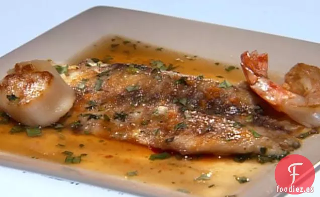 Desafío Principal: Barramundi a la Parrilla con Camarones Salteados de Wasabi y Vieiras en un Caldo Asiático