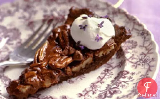 Pastel De Nueces De Chocolate Con Corteza De Chocolate