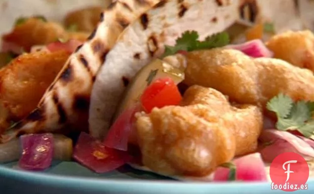 Tacos de Pescado Rebozados con Cerveza con Cebolla y Pepino en Escabeche Rápido