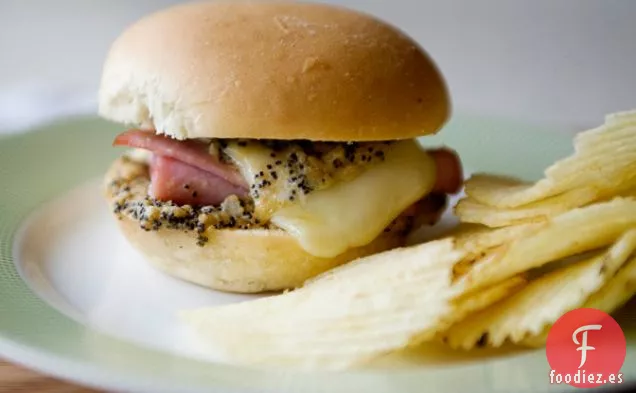 Sándwich De Jamón Tostado Y Jarlsberg