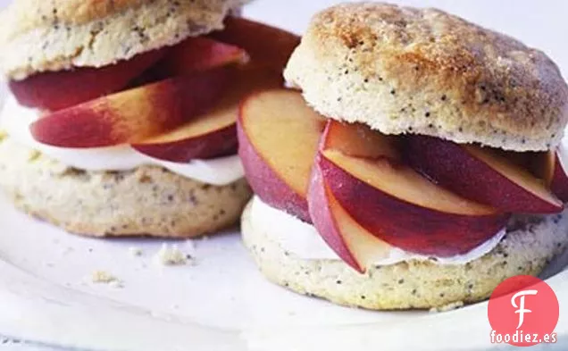 Tortas De Limón y Semillas De Amapola Con Melocotones