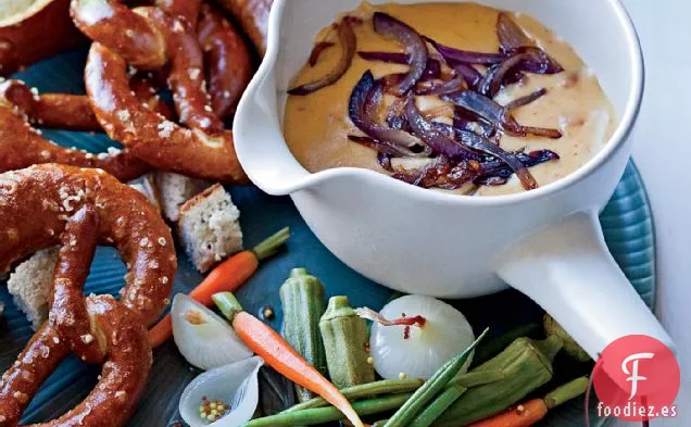 Gouda, Panceta y Fondue de Cebolla con Pretzels