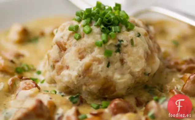 Albóndigas De Pretzel Con Champiñones Rebozados Con Crema