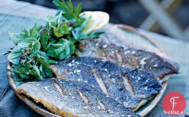 Trucha Frita con Ensalada de Hierbas Frescas