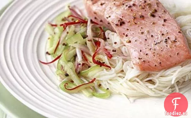 Trucha Al Vapor Con Pepino En Escabeche Y Fideos De Arroz