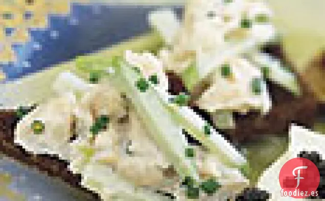 Trucha Ahumada Cremosa con Manzana y Rábano Picante sobre Pan Tostado Crujiente