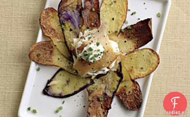 Galetas De Patatas Alevines Con Crema Fresca De Cebollino Y Ahumadas