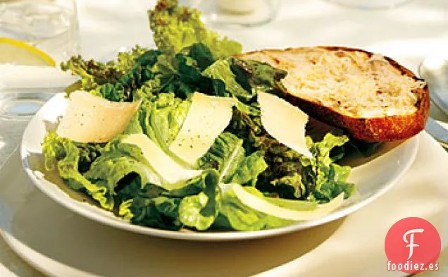 Ensalada César de Hojas Rojas con Crutones de Parmesano a la Parrilla